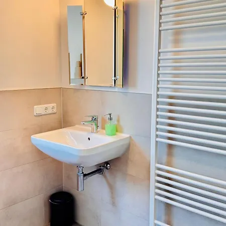 Artist's House Room, Free Parking, Garden Homestay