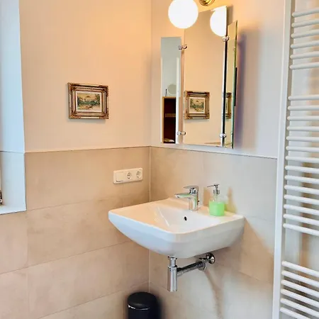 Artist's House Room, Free Parking, Garden Homestay *
